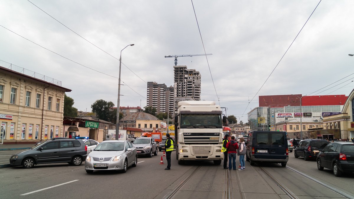 Возле рынка "Озерка" фура наехала мужчине на ноги 1