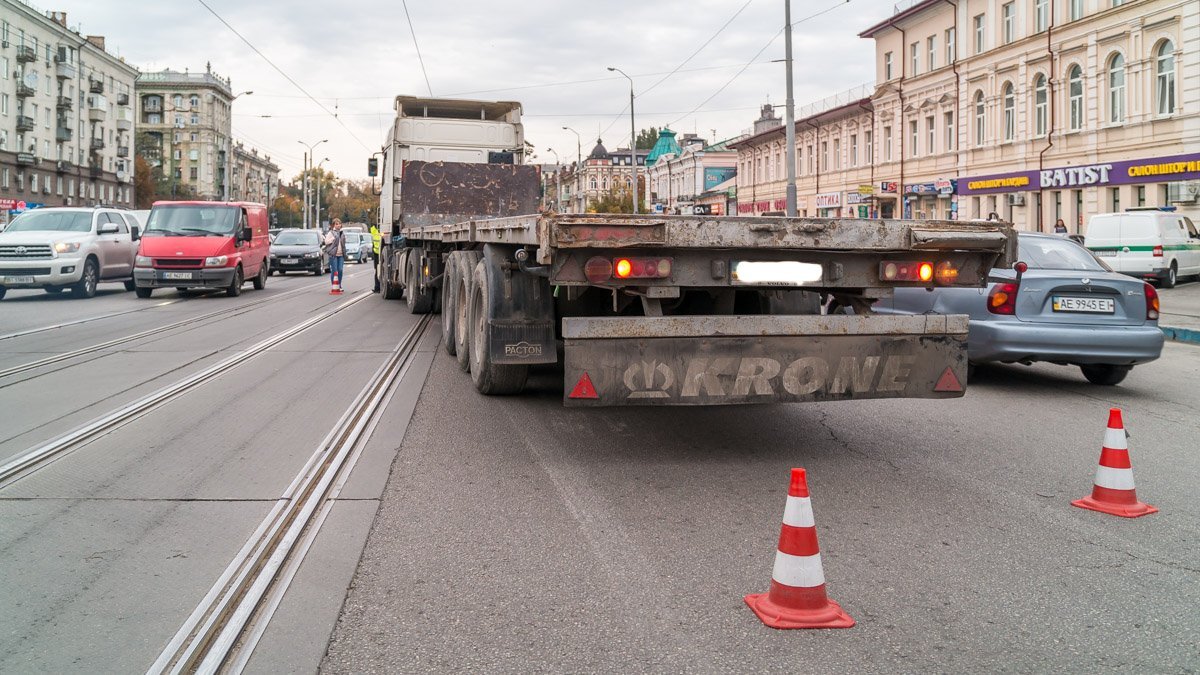 Возле рынка "Озерка" фура наехала мужчине на ноги 2