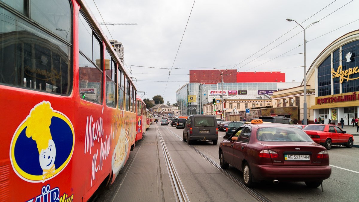 Возле рынка "Озерка" фура наехала мужчине на ноги 3