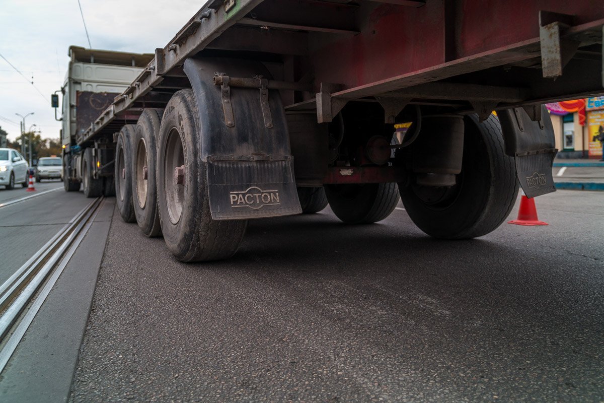 Возле рынка "Озерка" фура наехала мужчине на ноги 4