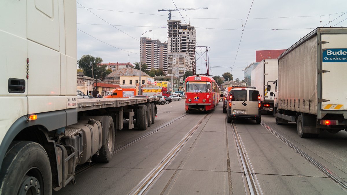 Возле рынка "Озерка" фура наехала мужчине на ноги 5