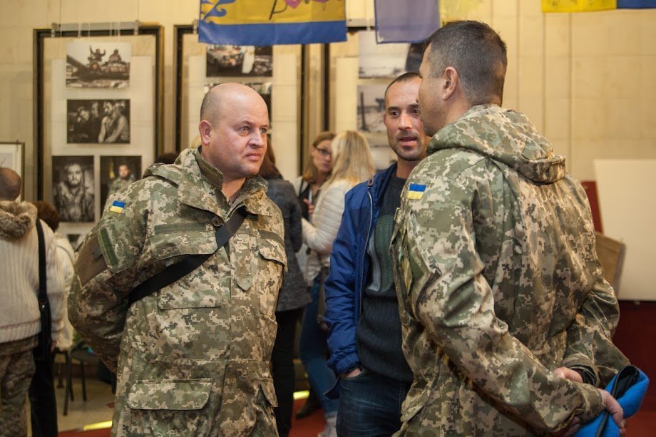 В історичному музеї презентували виставку воїнів-митців про будні передової 4