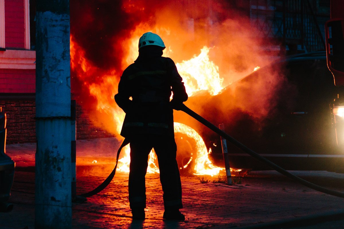 На Троицкой улице подожгли Porsche Cayenne 1