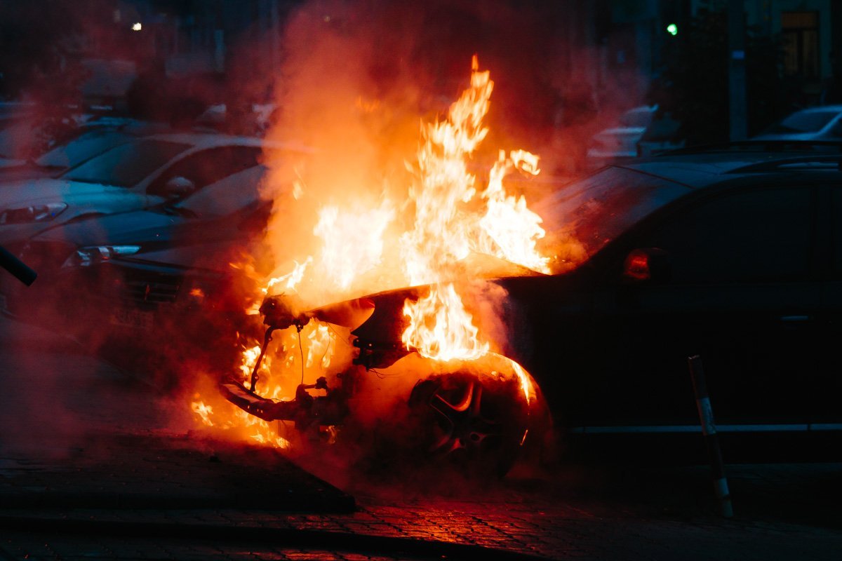 На Троицкой улице подожгли Porsche Cayenne 2