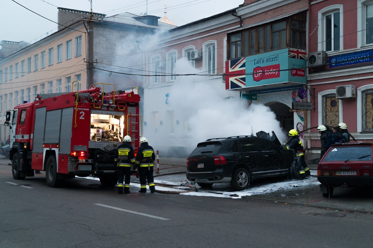 На Троицкой улице подожгли Porsche Cayenne 3