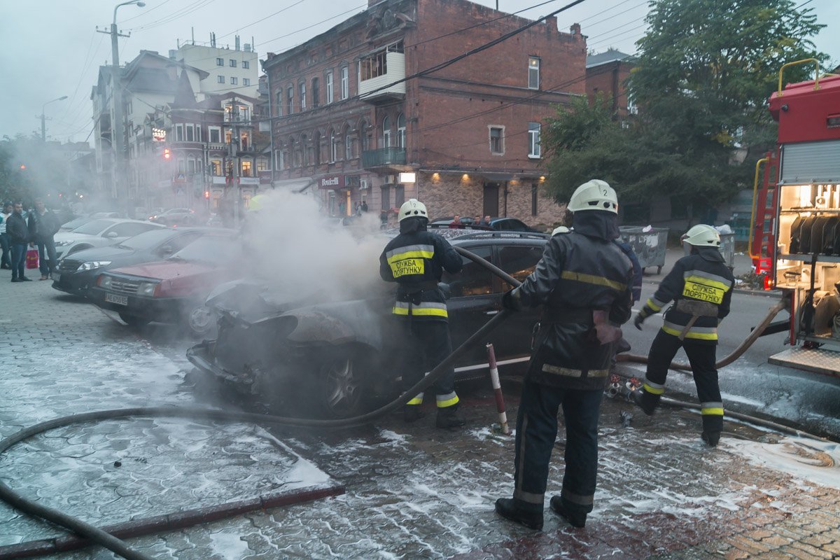 На Троицкой улице подожгли Porsche Cayenne 4