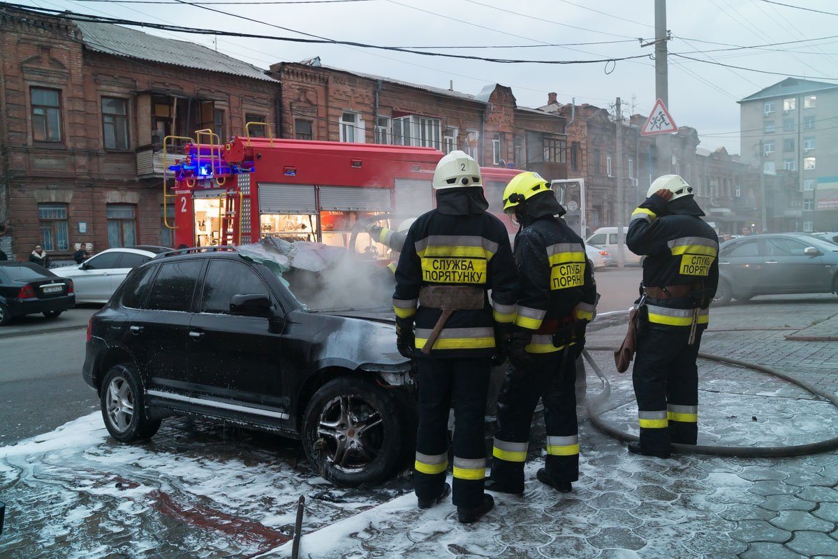 На Троицкой улице подожгли Porsche Cayenne 5