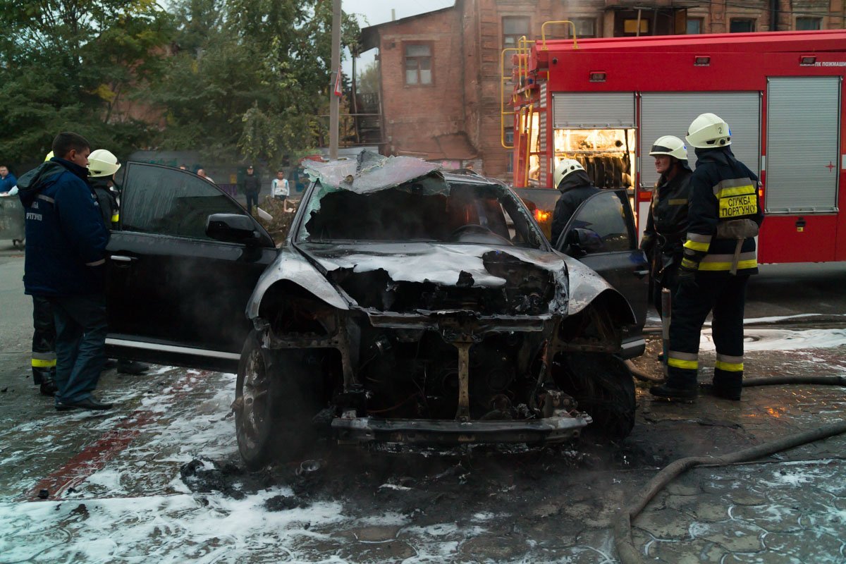 На Троицкой улице подожгли Porsche Cayenne 7