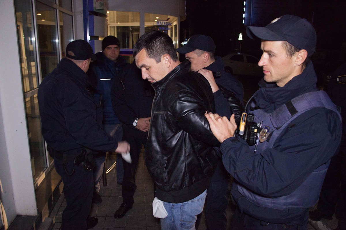 Возле "Материка" патрульные задержали мужчину с пистолетом 1