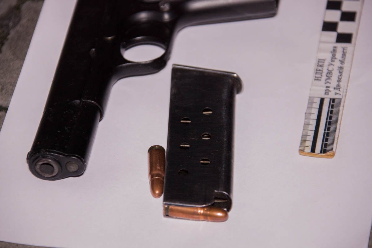 Возле "Материка" патрульные задержали мужчину с пистолетом 2