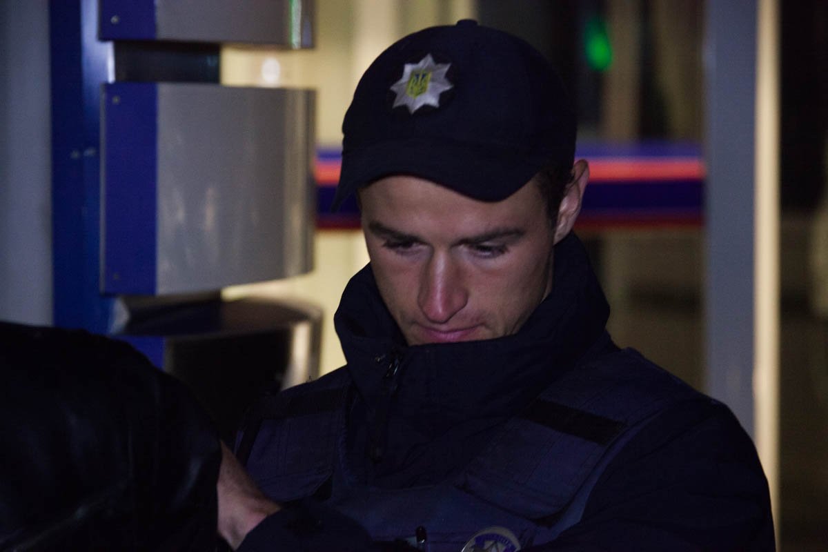 Возле "Материка" патрульные задержали мужчину с пистолетом 5