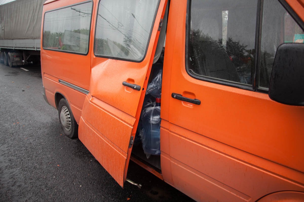 На Марии Лисиченко столкнулись Volkswagen и Mitsubishi: пострадали женщина с ребенком 4