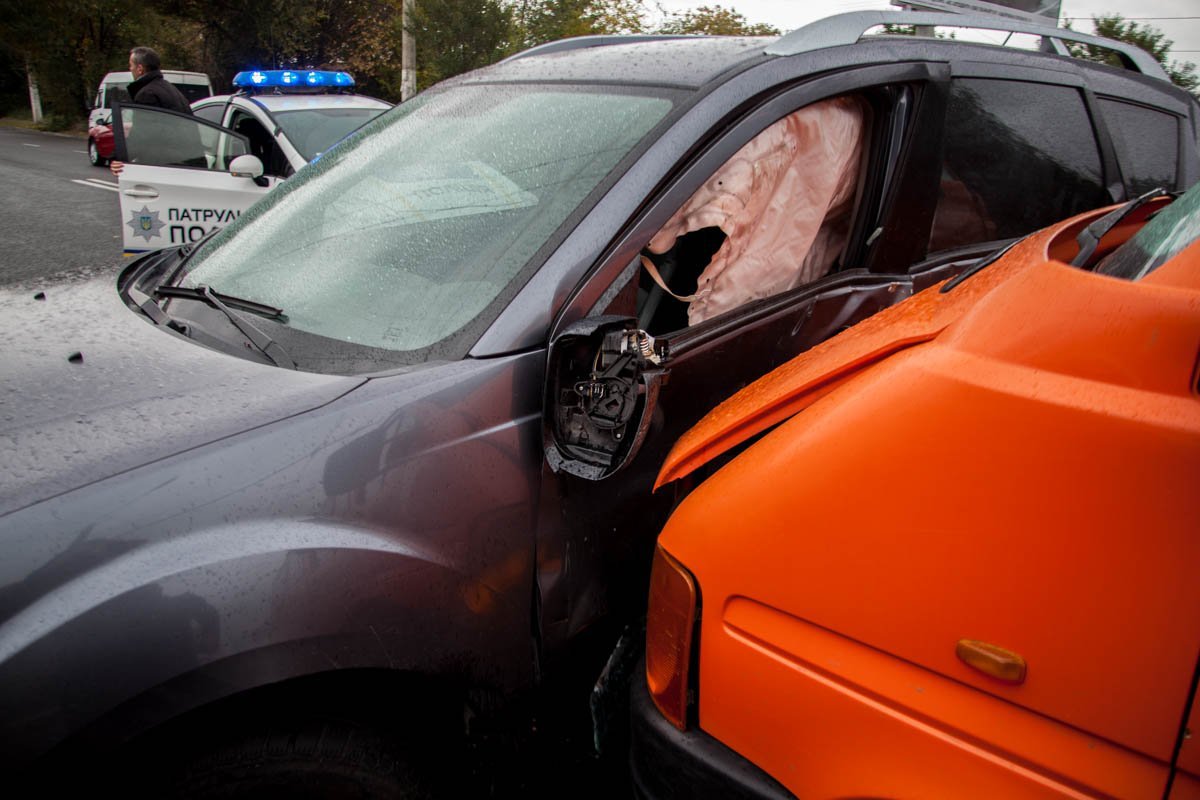 На Марии Лисиченко столкнулись Volkswagen и Mitsubishi: пострадали женщина с ребенком 7