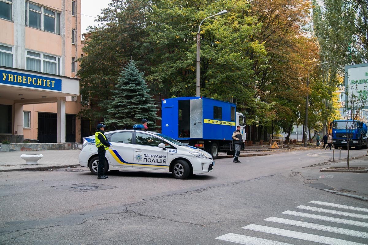 Вскрытый асфальт и траншеи: в центре Днепра перекрыли дорогу 1