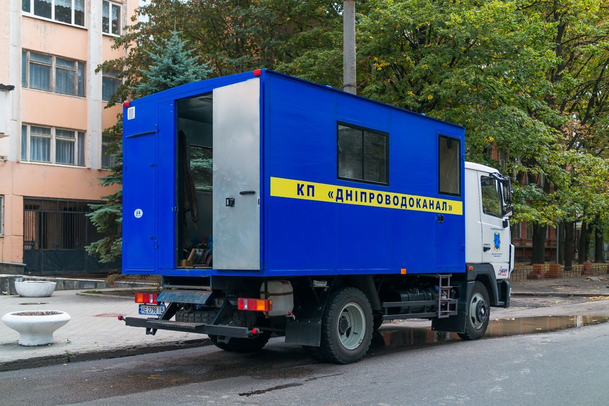 Вскрытый асфальт и траншеи: в центре Днепра перекрыли дорогу 2