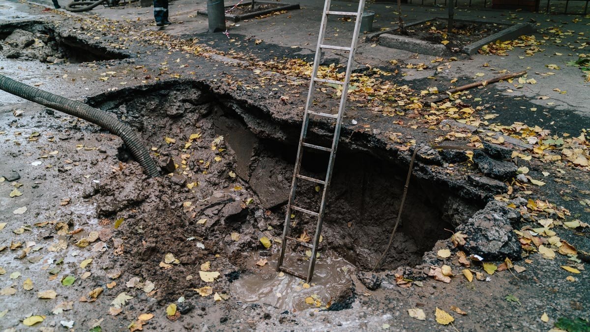 Вскрытый асфальт и траншеи: в центре Днепра перекрыли дорогу 3