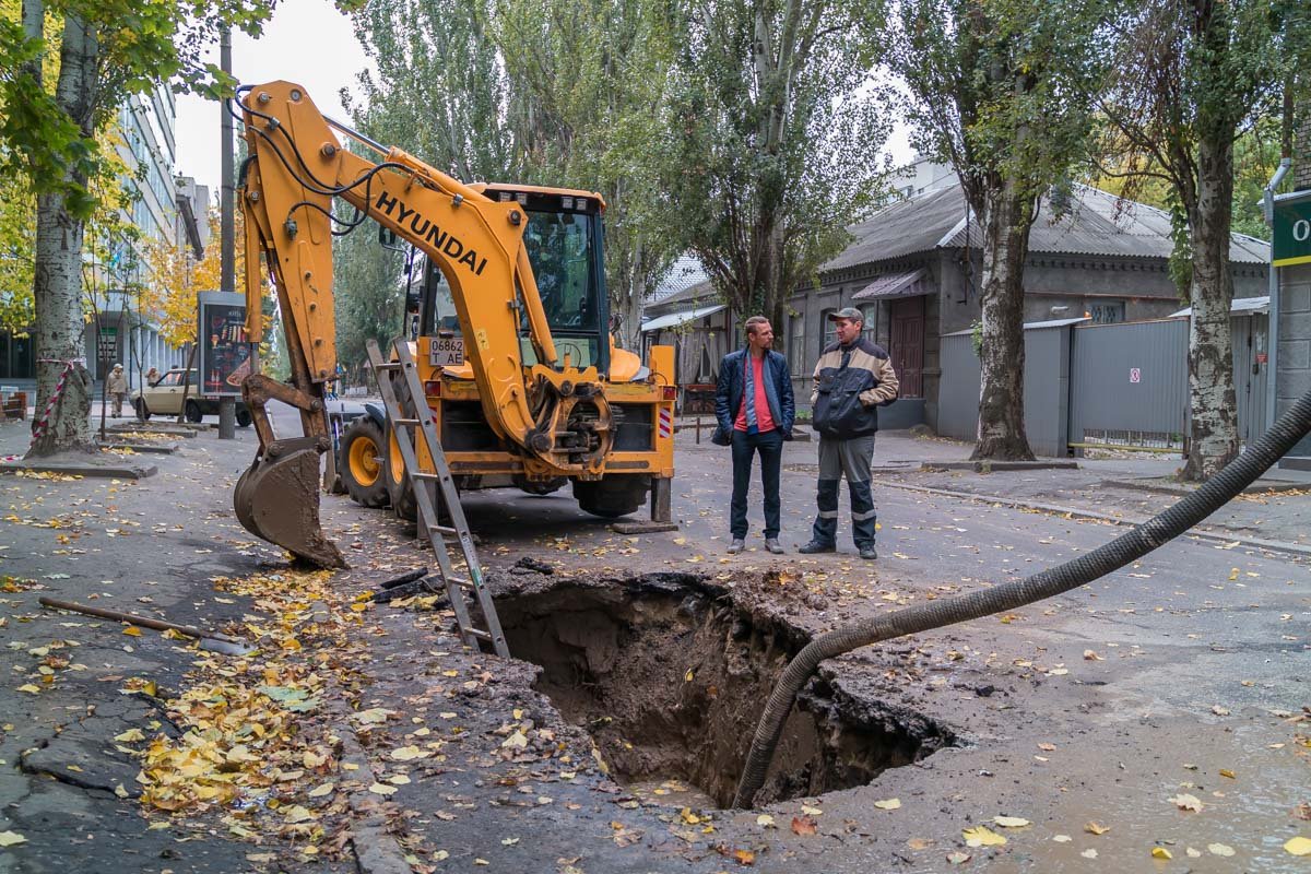 Вскрытый асфальт и траншеи: в центре Днепра перекрыли дорогу 4