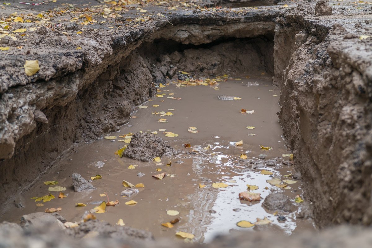 Вскрытый асфальт и траншеи: в центре Днепра перекрыли дорогу 5