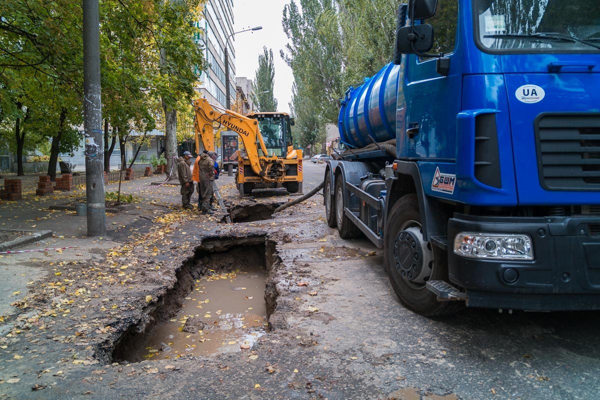 Вскрытый асфальт и траншеи: в центре Днепра перекрыли дорогу 6