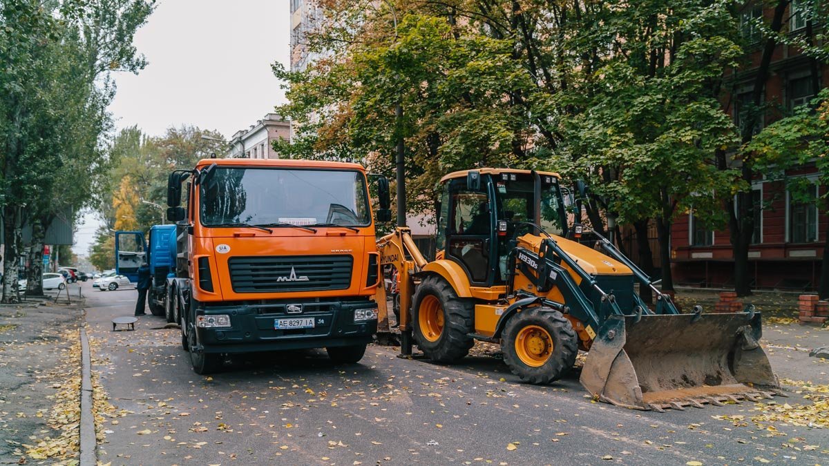Вскрытый асфальт и траншеи: в центре Днепра перекрыли дорогу 7