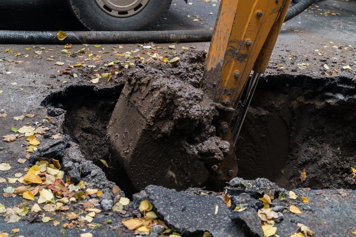 Вскрытый асфальт и траншеи: в центре Днепра перекрыли дорогу 8