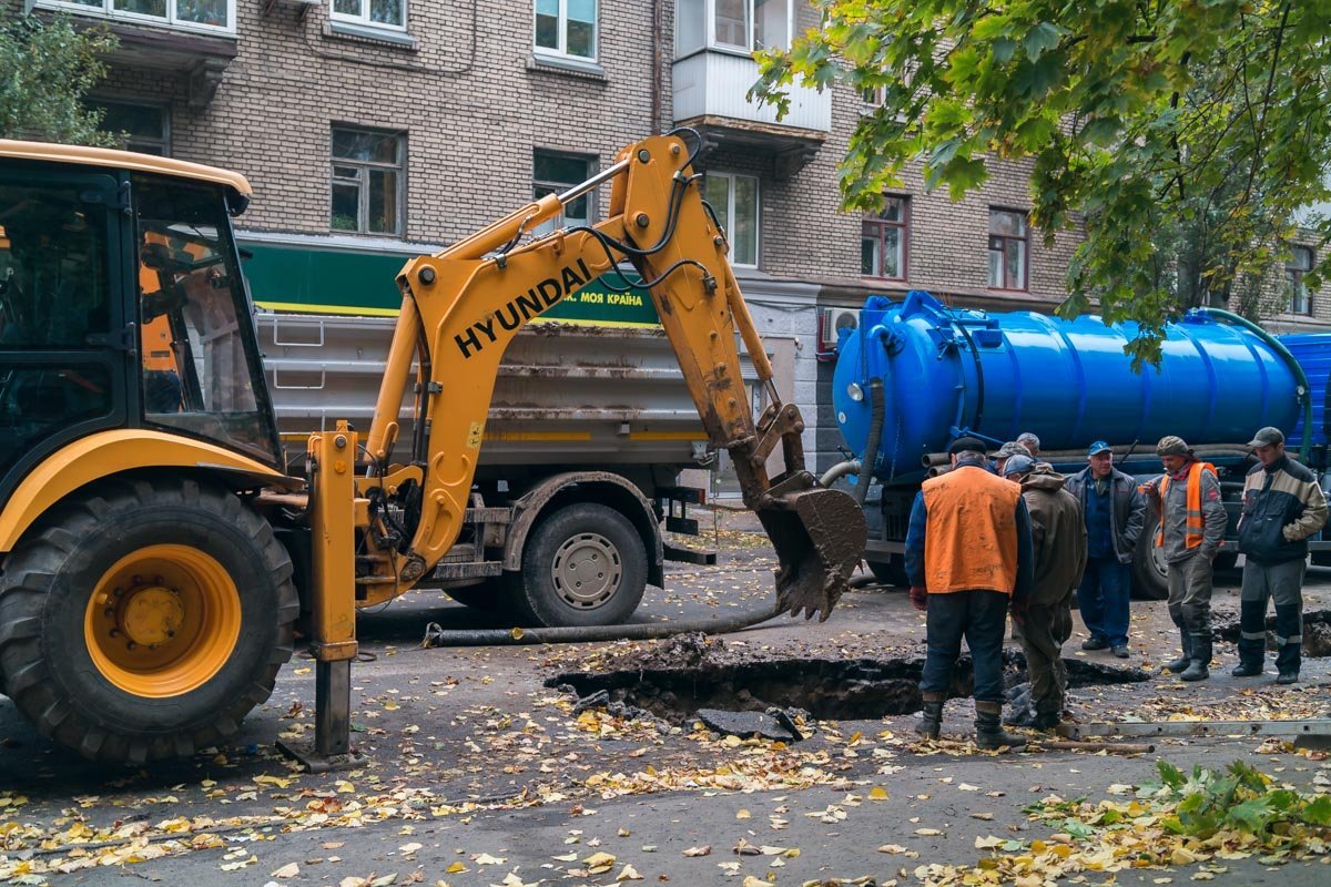 Вскрытый асфальт и траншеи: в центре Днепра перекрыли дорогу 9