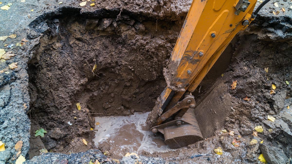Вскрытый асфальт и траншеи: в центре Днепра перекрыли дорогу 10
