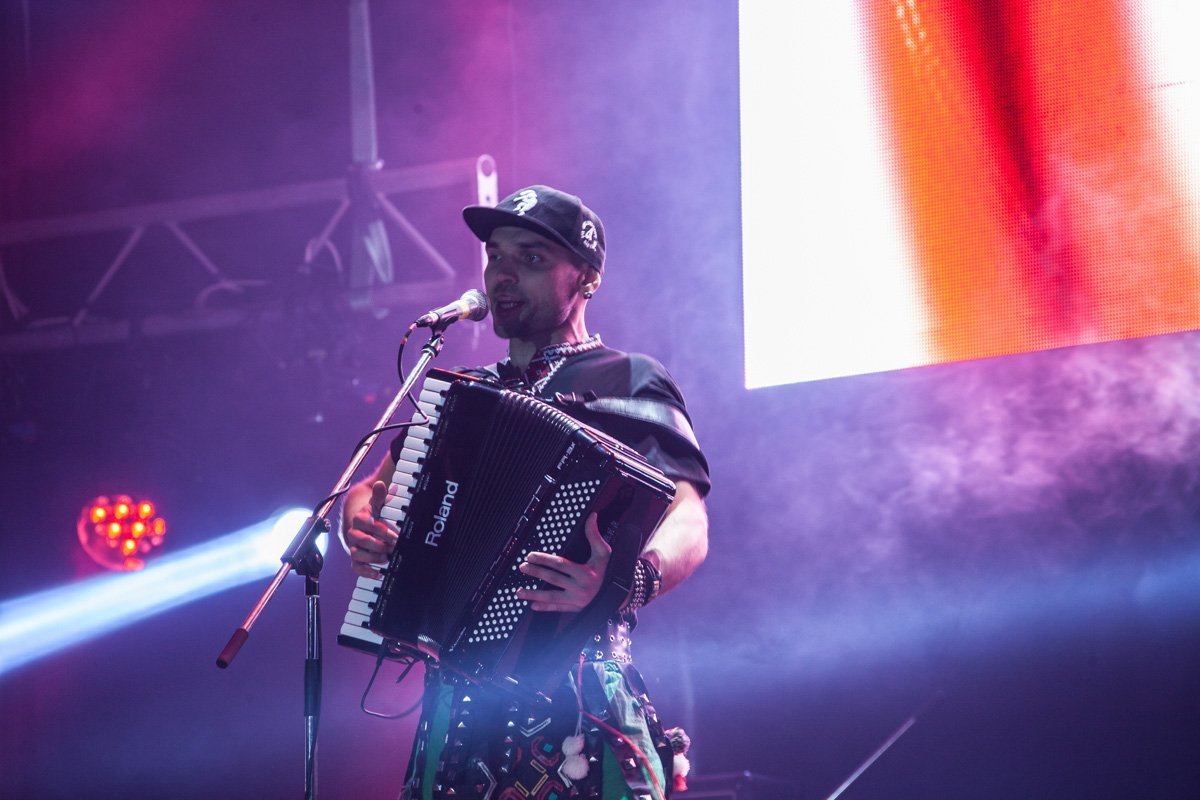 В Днепре сотни людей танцевали под песни Alyosha 1