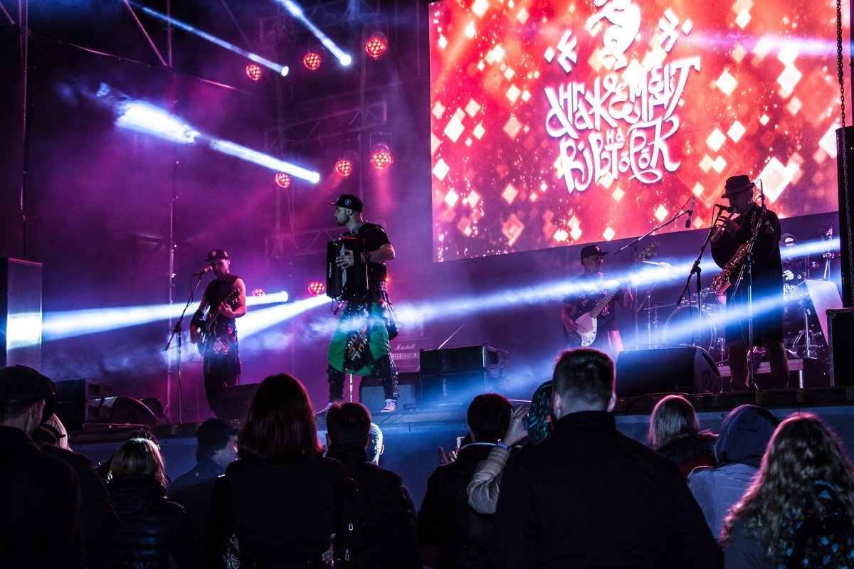 В Днепре сотни людей танцевали под песни Alyosha 2