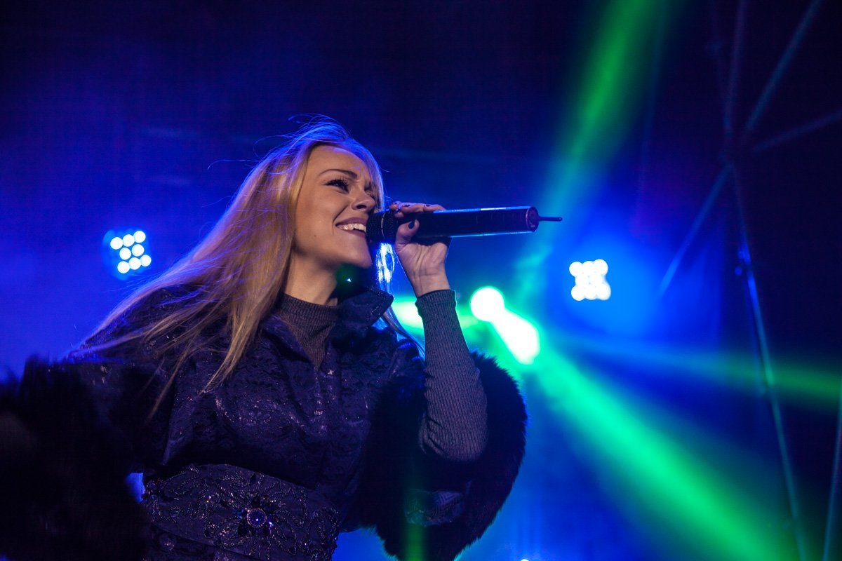 В Днепре сотни людей танцевали под песни Alyosha 3