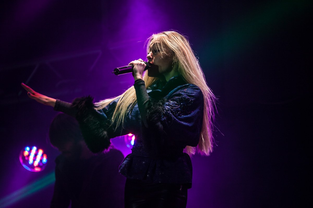 В Днепре сотни людей танцевали под песни Alyosha 4