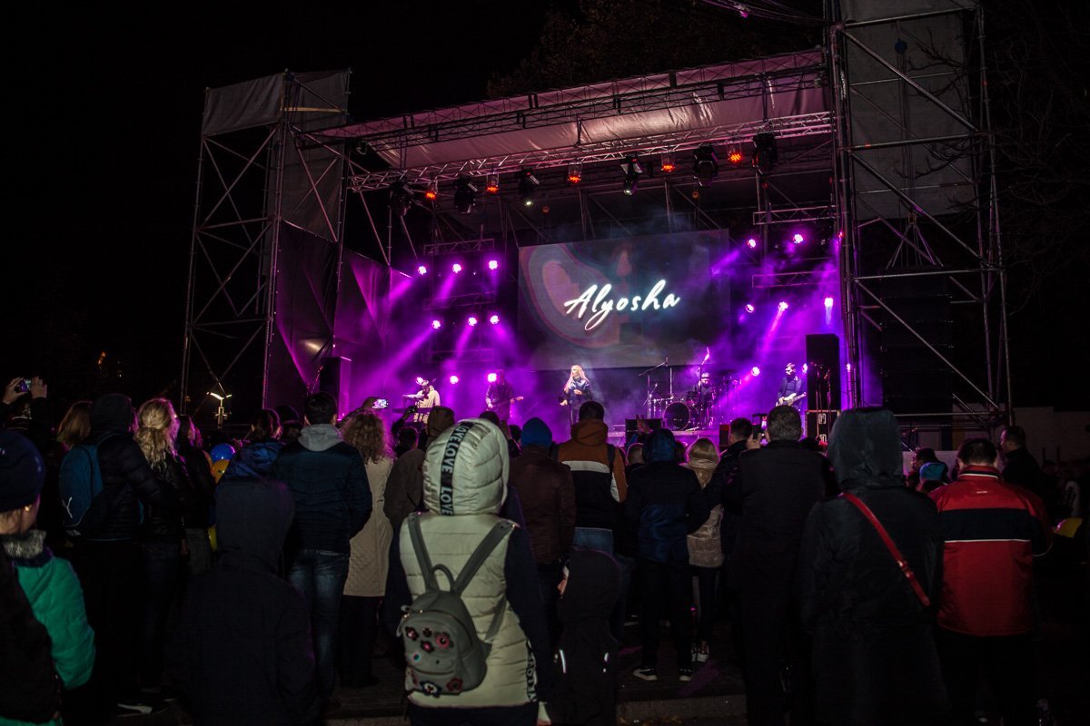 В Днепре сотни людей танцевали под песни Alyosha 5