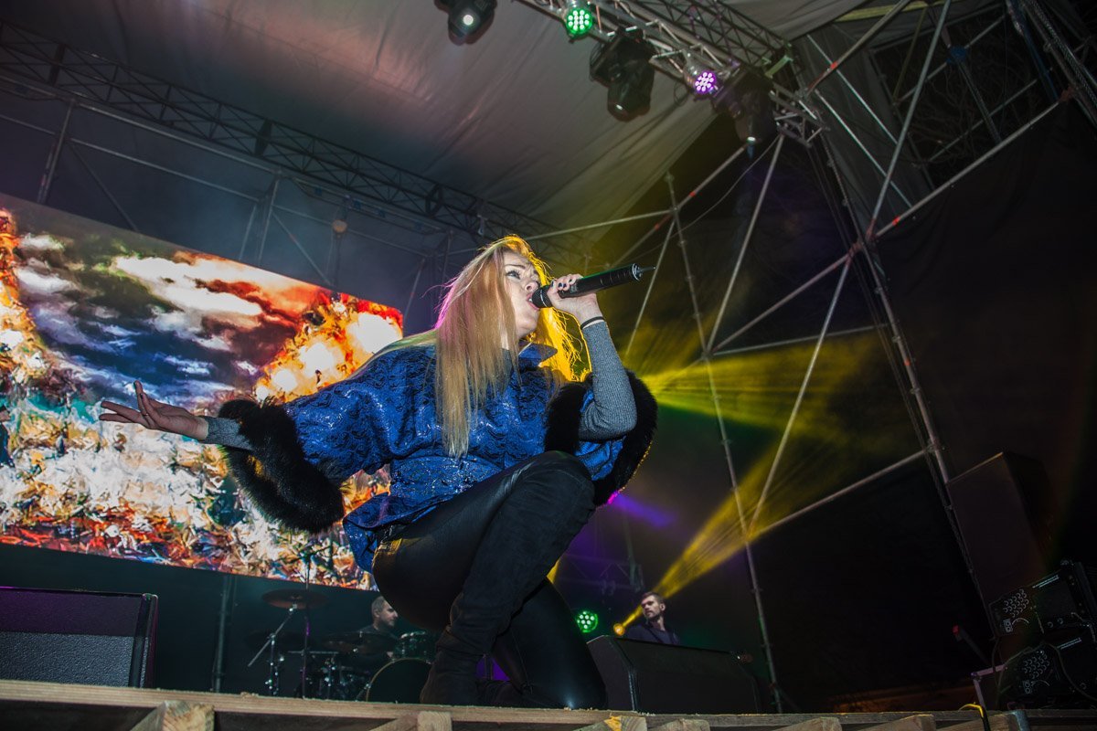 В Днепре сотни людей танцевали под песни Alyosha 6