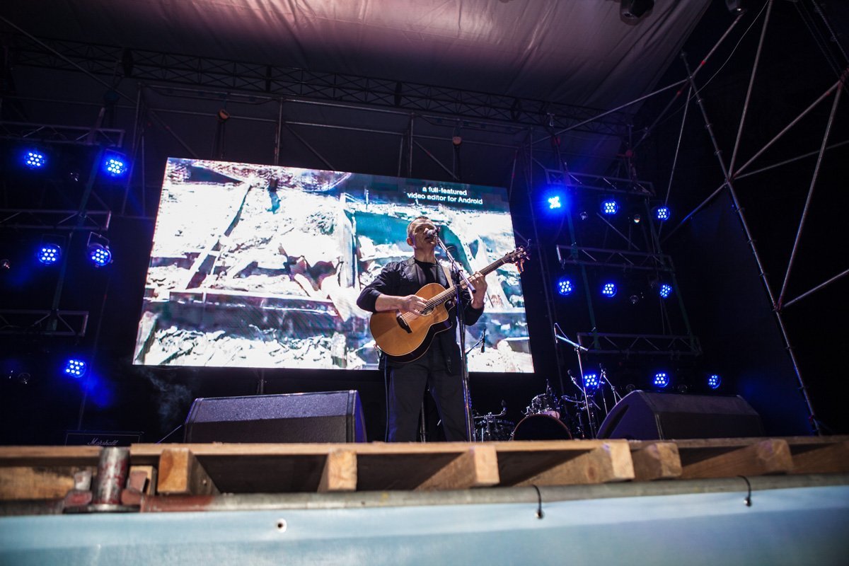 В Днепре сотни людей танцевали под песни Alyosha 11
