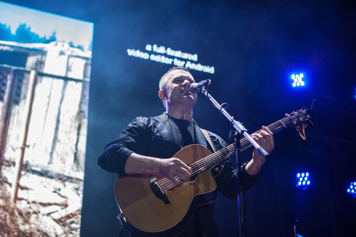 В Днепре сотни людей танцевали под песни Alyosha 12