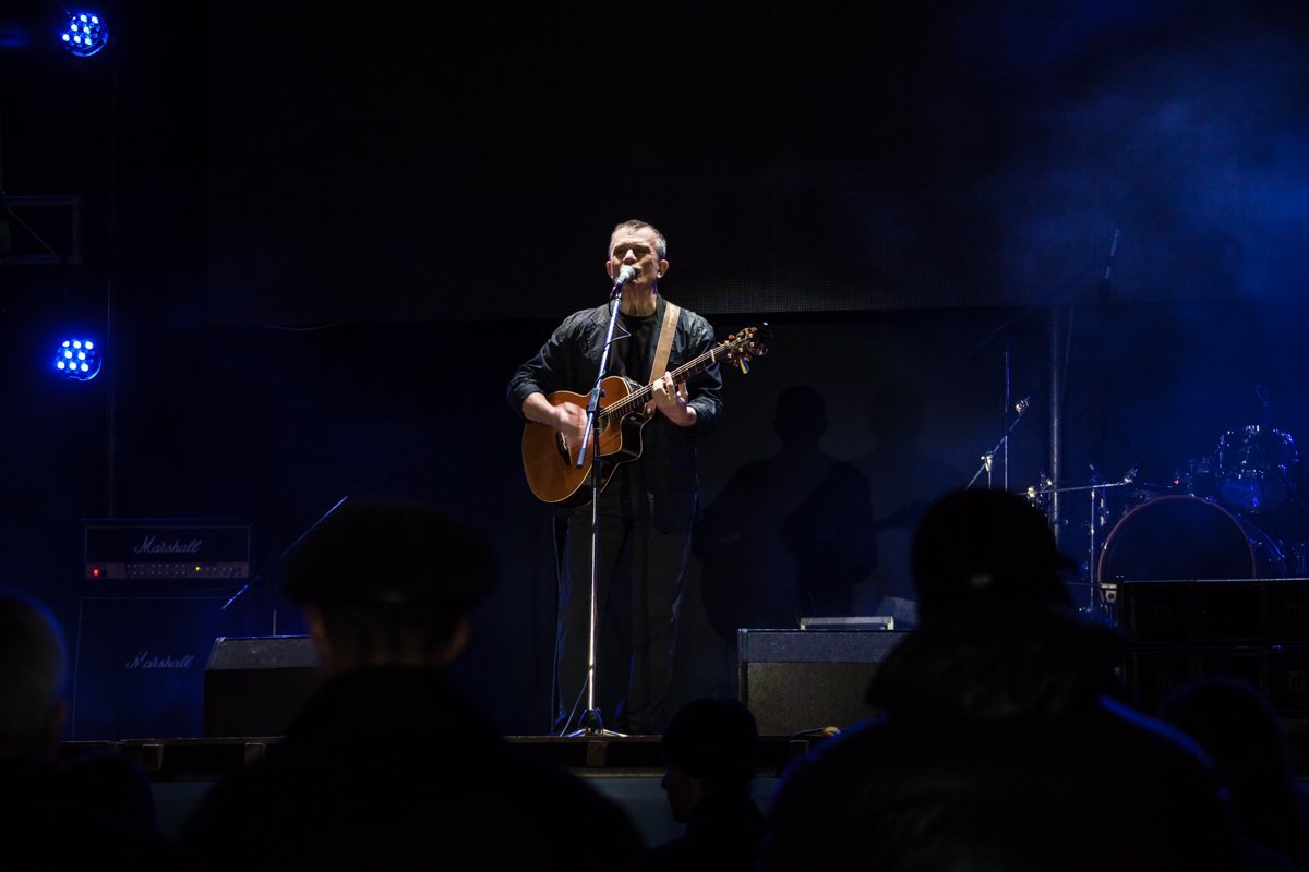 В Днепре сотни людей танцевали под песни Alyosha 15