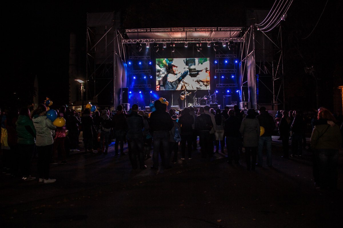 В Днепре сотни людей танцевали под песни Alyosha 16