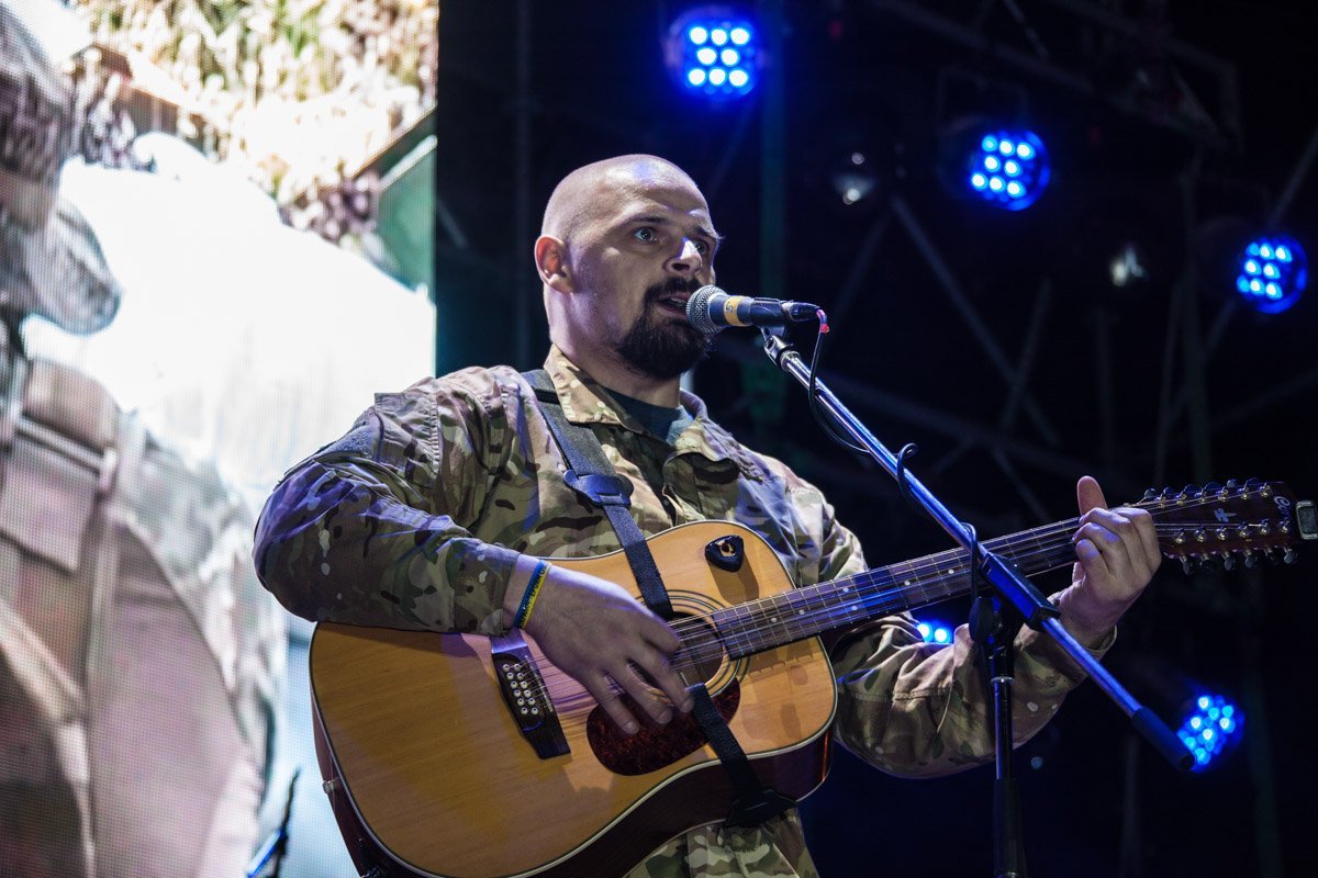 В Днепре сотни людей танцевали под песни Alyosha 18