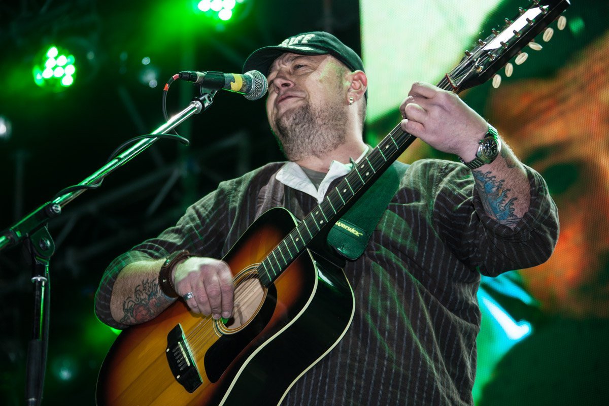 В Днепре сотни людей танцевали под песни Alyosha 21