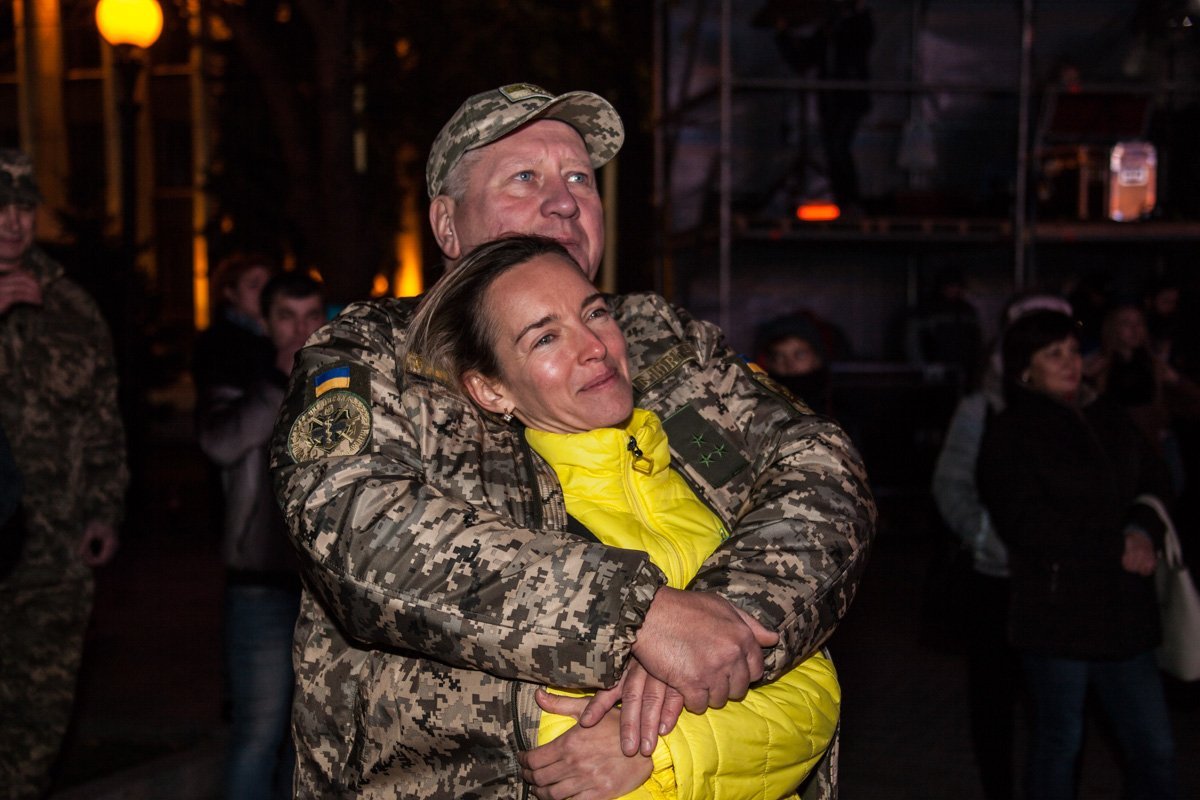 В Днепре сотни людей танцевали под песни Alyosha 22