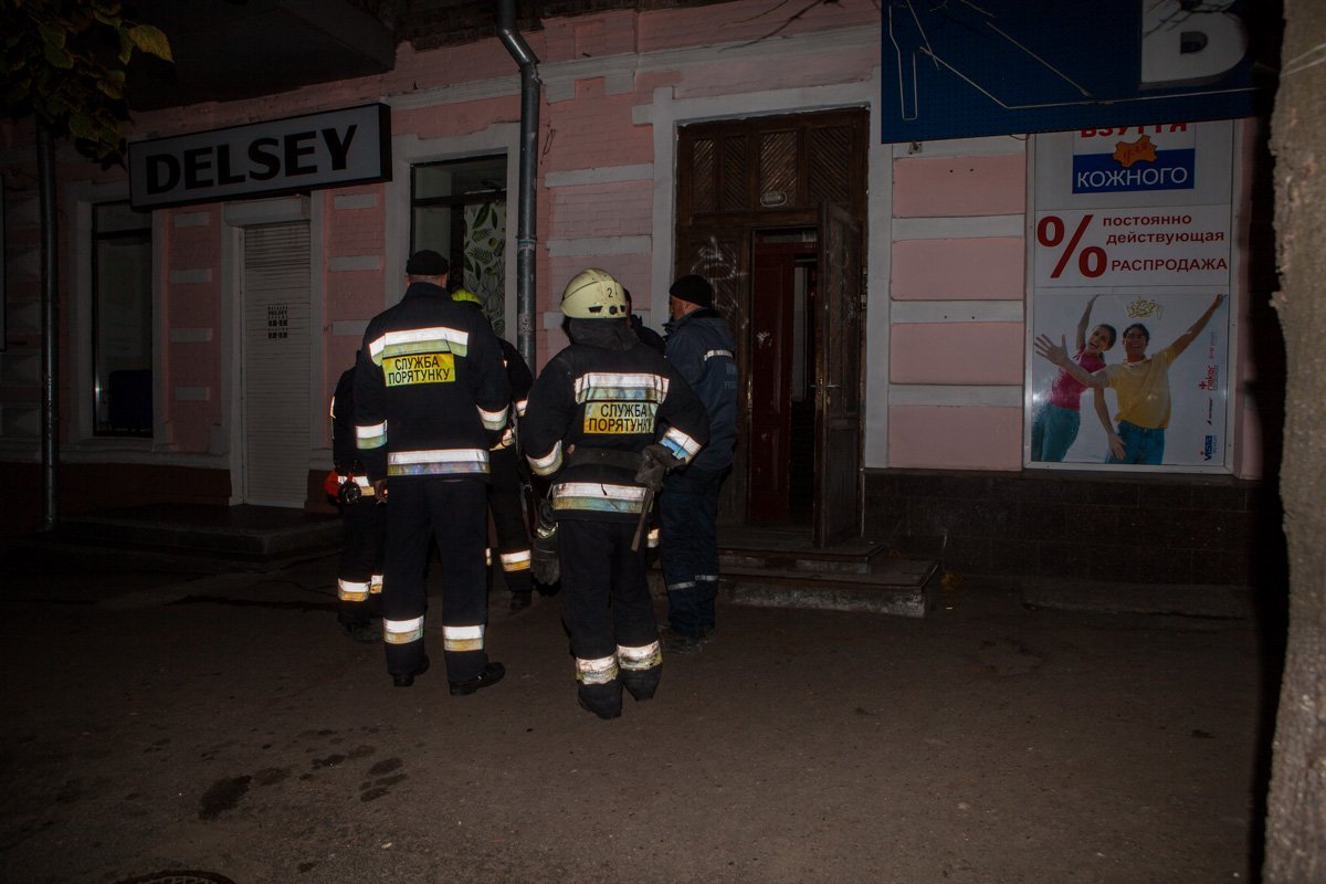 Пожар на Сечевых Стрельцов: дверь в квартиру вырезали болгаркой 2