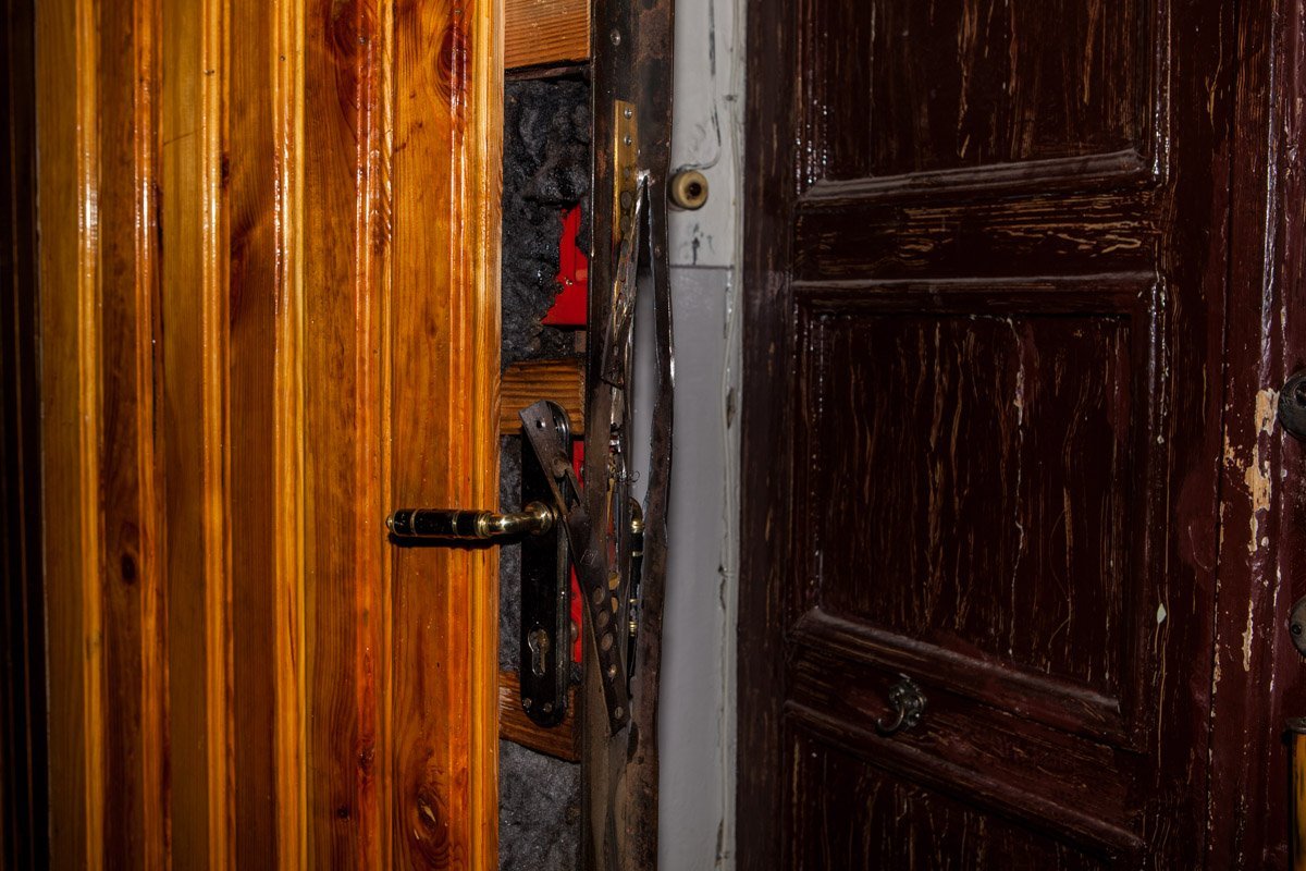 Пожар на Сечевых Стрельцов: дверь в квартиру вырезали болгаркой 3