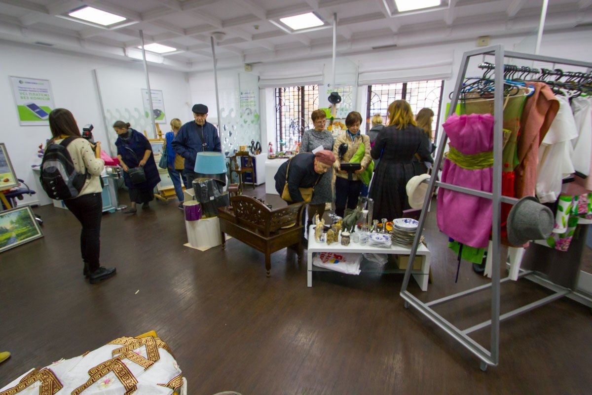 Днепр превратился в маленький Париж: в центре проходит красочная барахолка 8