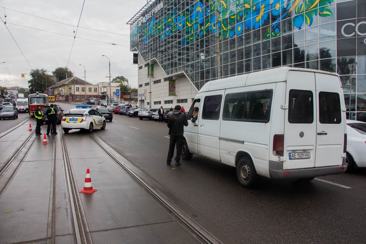 В Днепре возле ТЦ "Приозерный" Mitsubishi сбил женщину 1