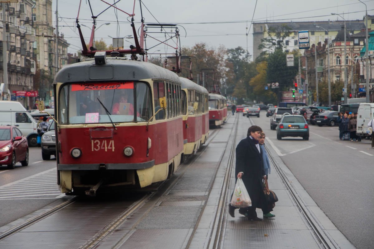 В Днепре возле ТЦ "Приозерный" Mitsubishi сбил женщину 3
