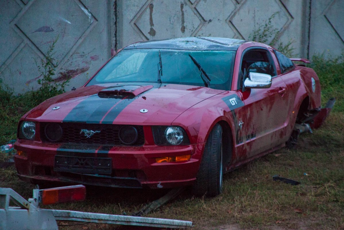 Перед Кайдакским мостом Ford Mustang вылетел с дороги и перевернулся 5