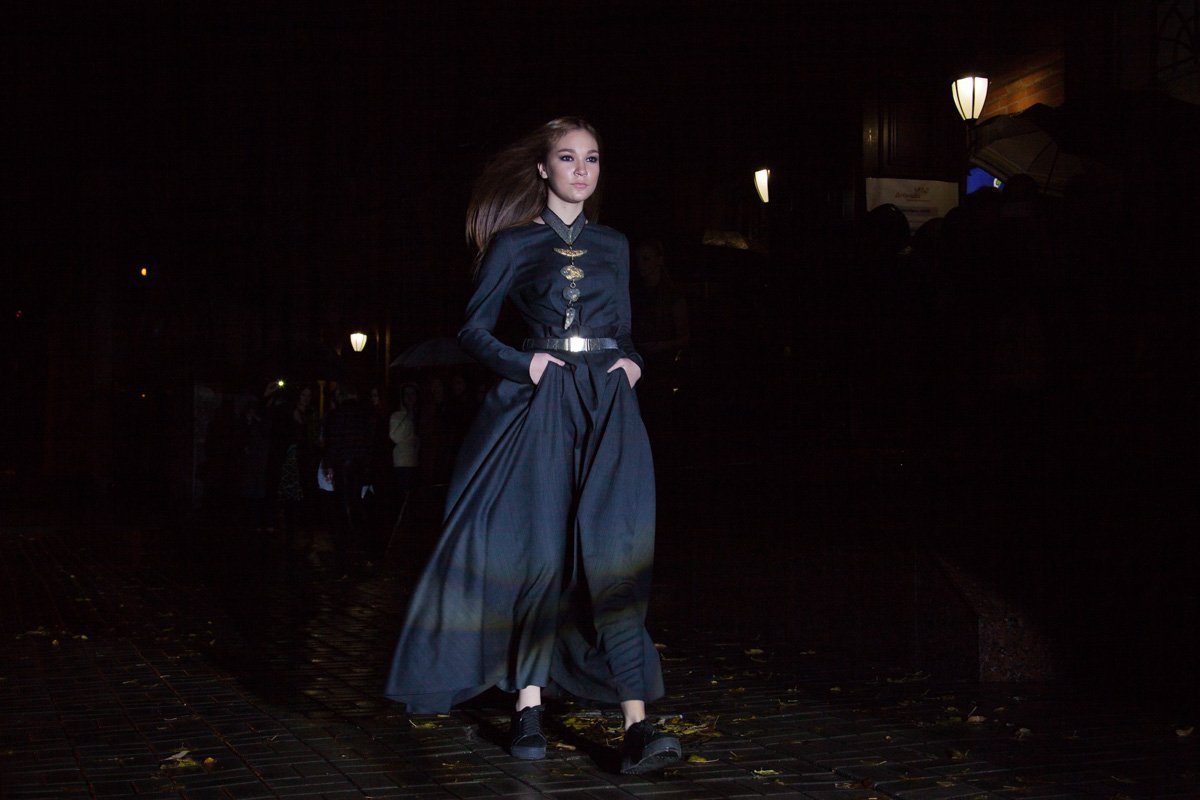 В центре Днепра прошел показ мод под дождем 2