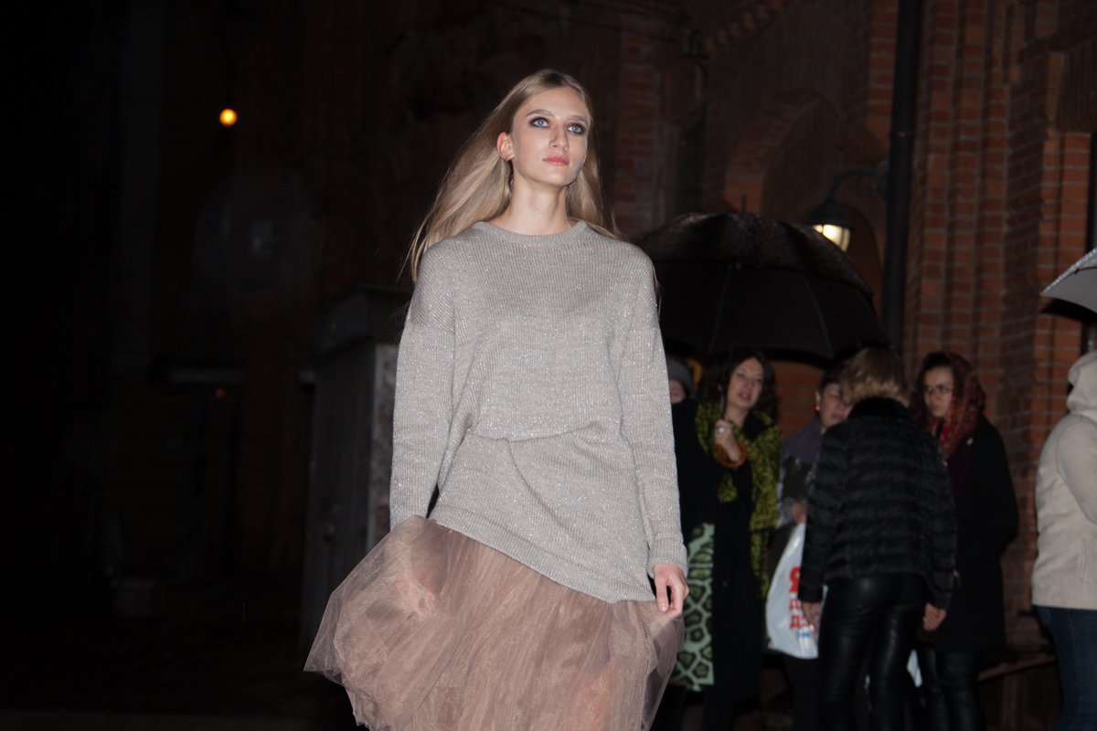 В центре Днепра прошел показ мод под дождем 4