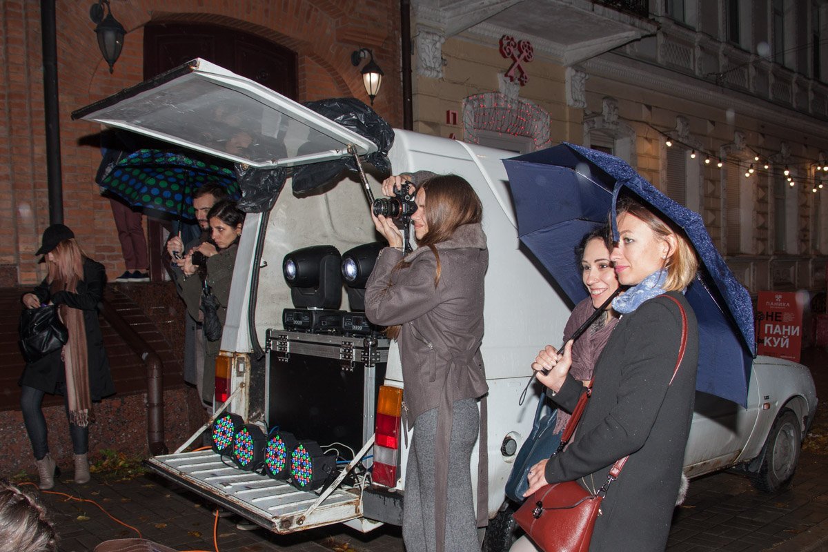 В центре Днепра прошел показ мод под дождем 9