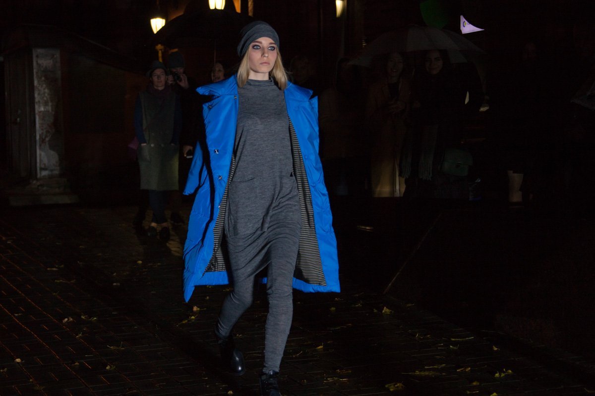 В центре Днепра прошел показ мод под дождем 10